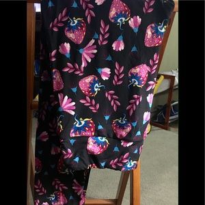 LuLaRoe STRAWBERRIES Tall and Curvy Leggings