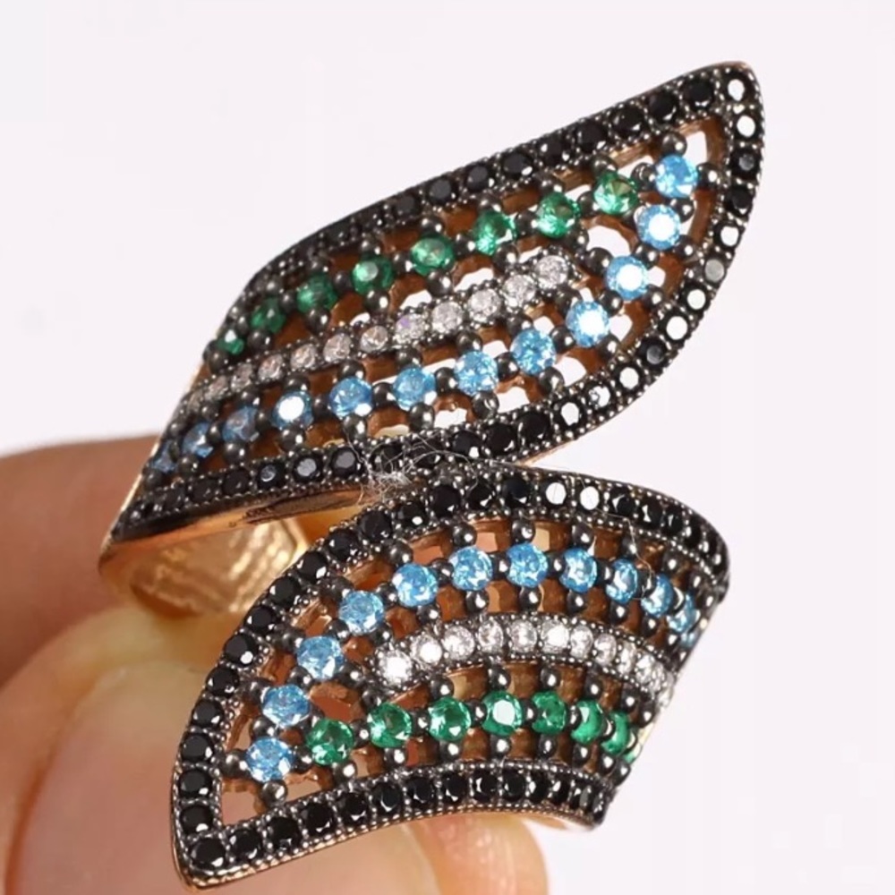 WOW! Emerald,Topaz,sapphire & Onyx cover this ring