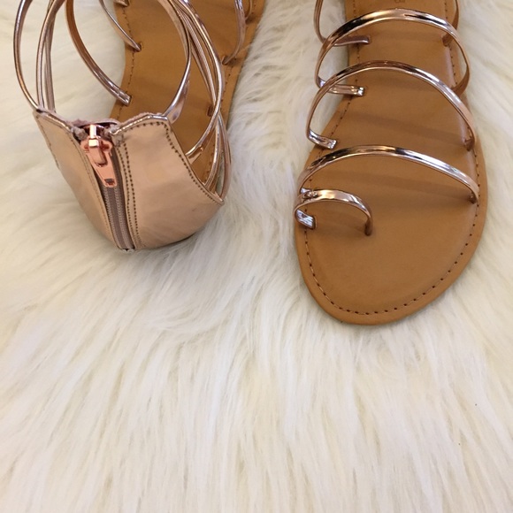 LAST 1 Melrose Metallic Rose Gold Toe Ring Sandals - Picture 4 of 5