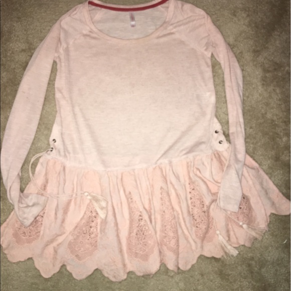Gorgeous peplum tp😍 - Picture 1 of 4