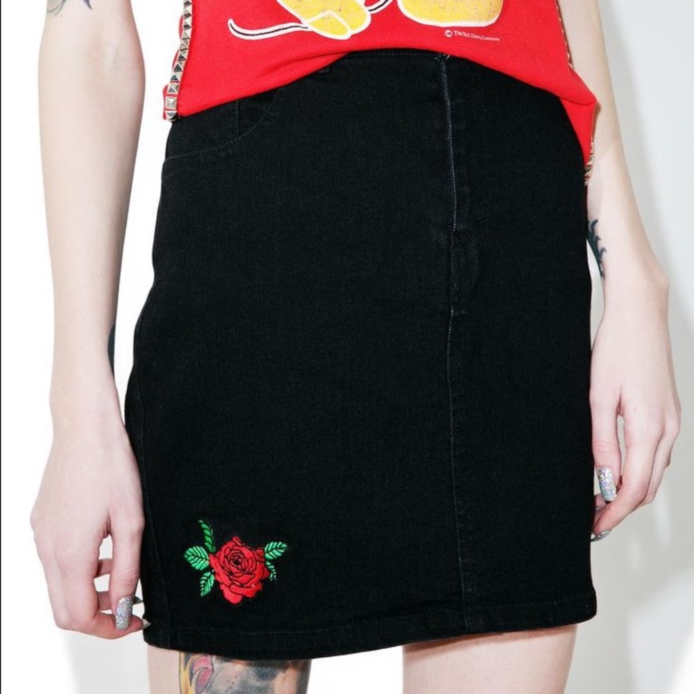 ✨Closing tmr🌹Motel skirt with rose embroidery