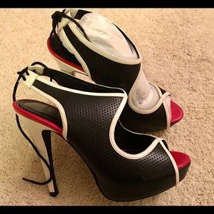 Pour la Victoire Audrey heels 8.5 BNIB black white