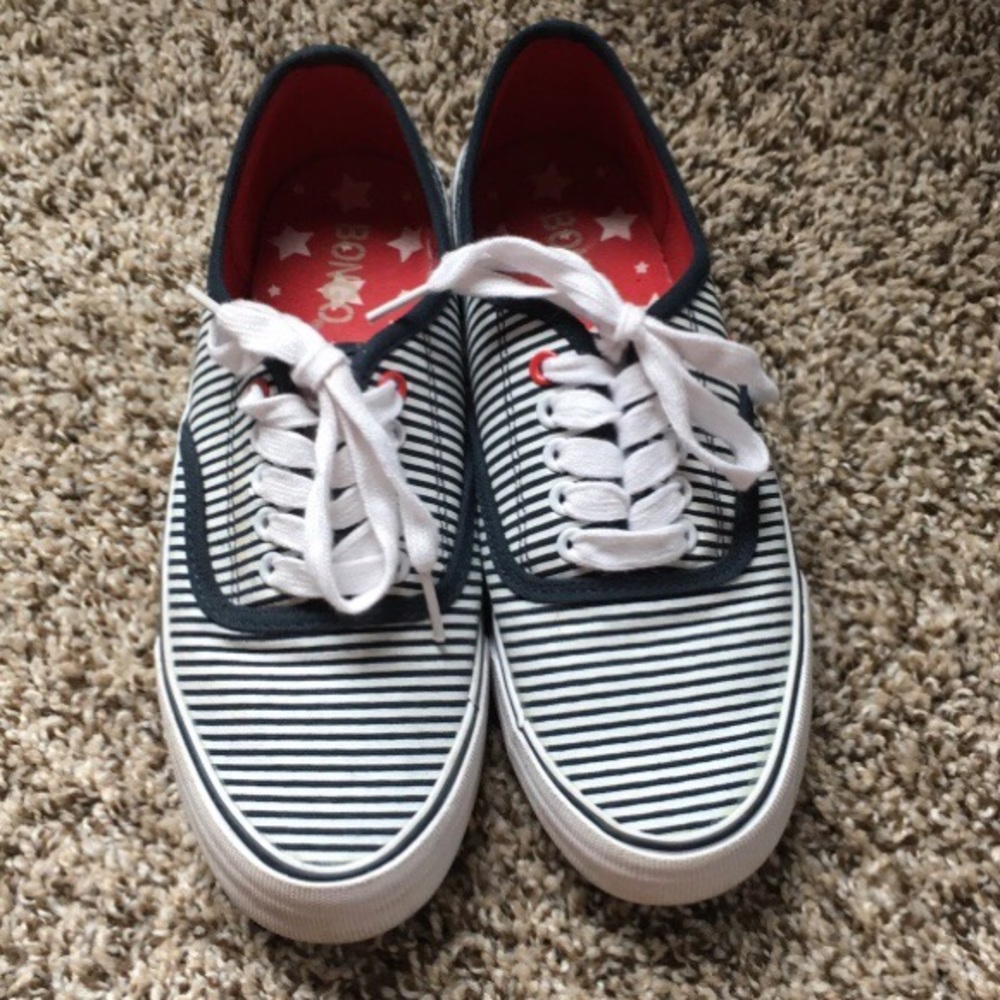Size 7 Bongo shoes