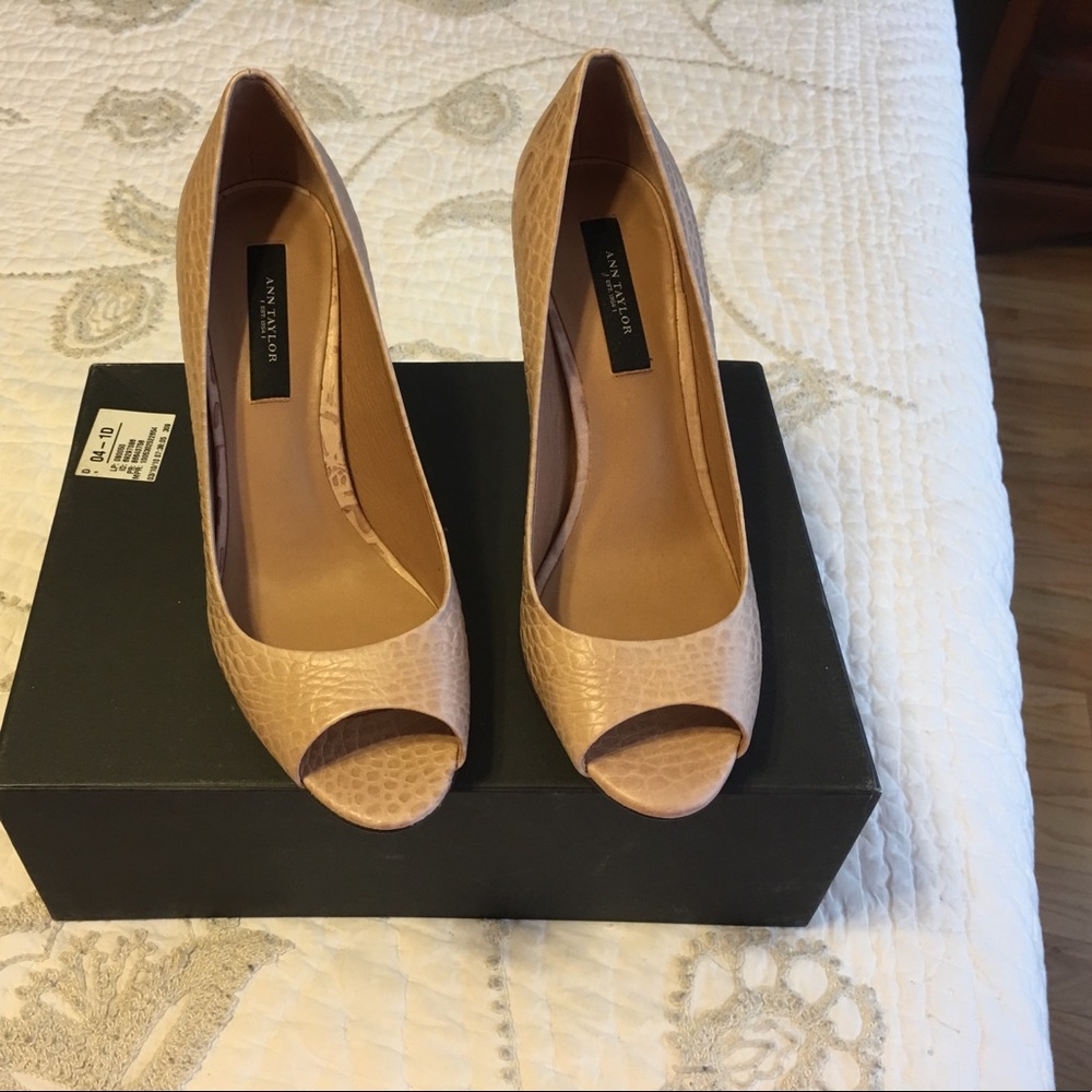 Ann Taylor Perfect Peeptoe Pump - Tan