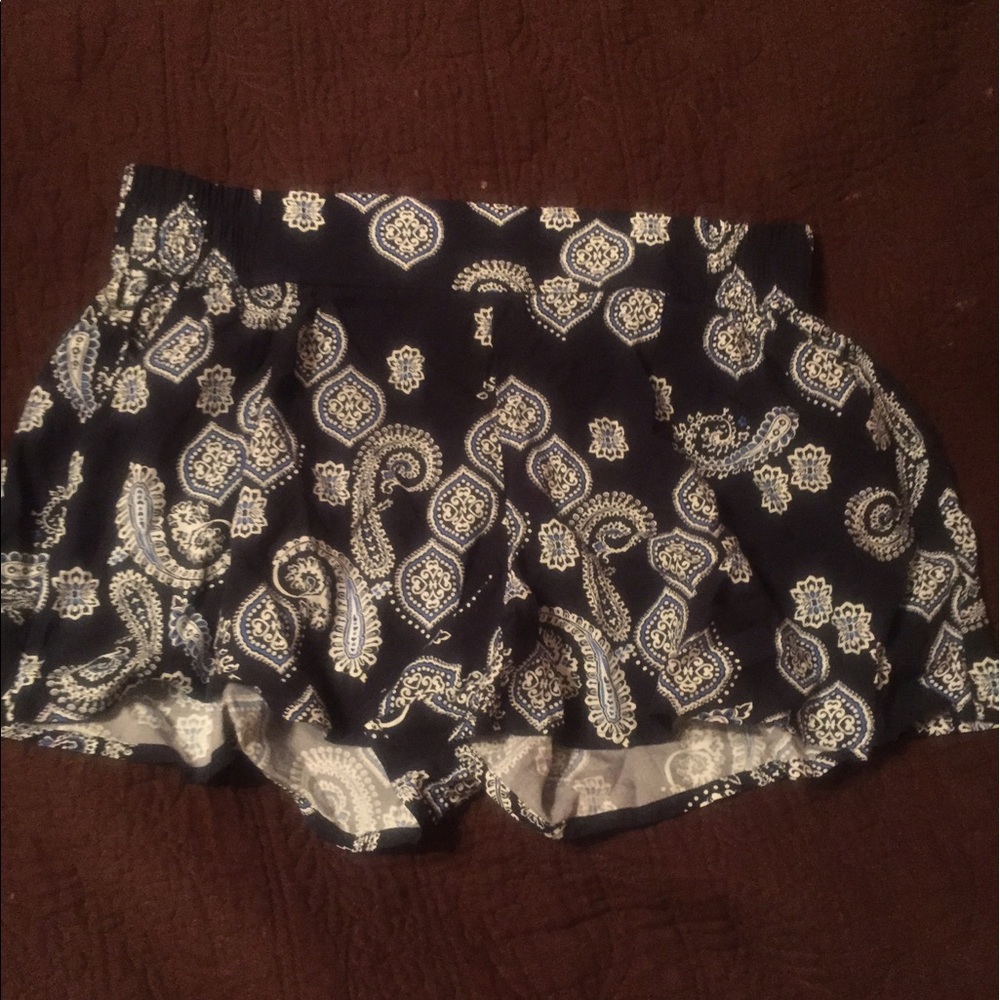 Silky paisley shorts, light and comfy.