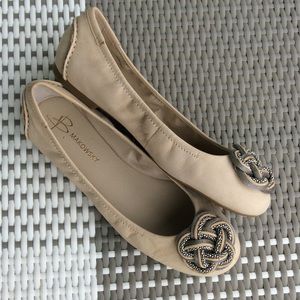 B Makowsky cream flat, size 8M