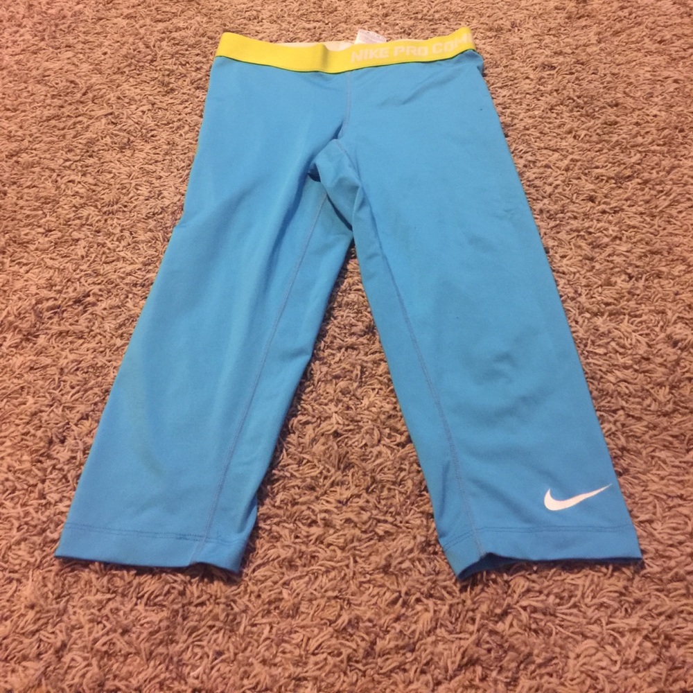 Nike pro combat crops