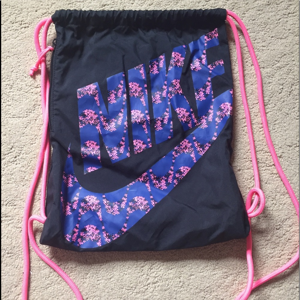 NIKE DRAWSTRING BAG!