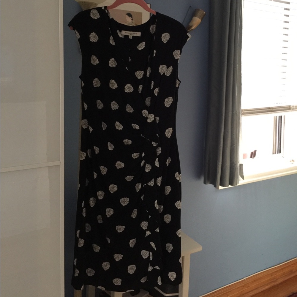 Classy Evan Picone dress. Fits very flattering .