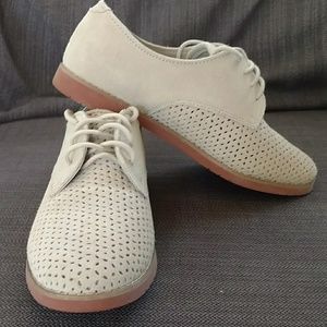 Cute women's light gray laced oxfords