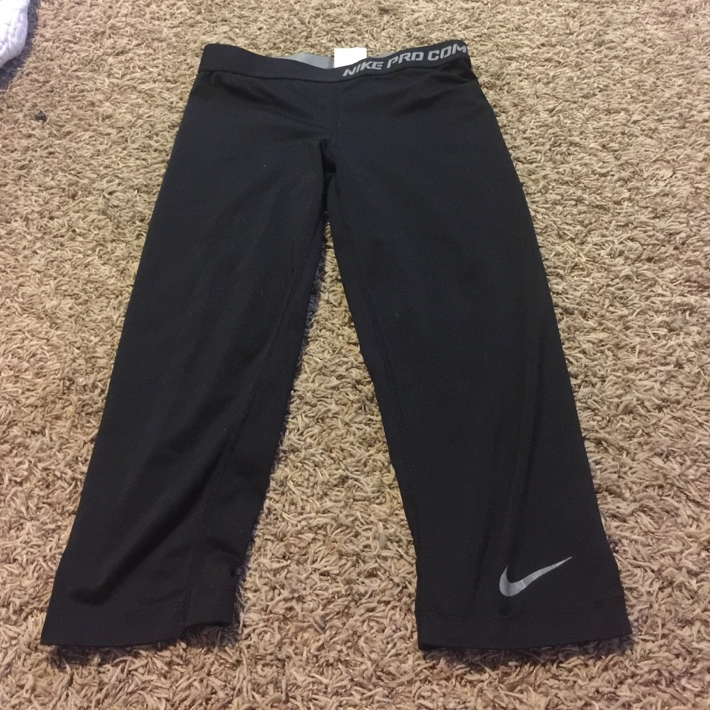 Nike pro combat crops