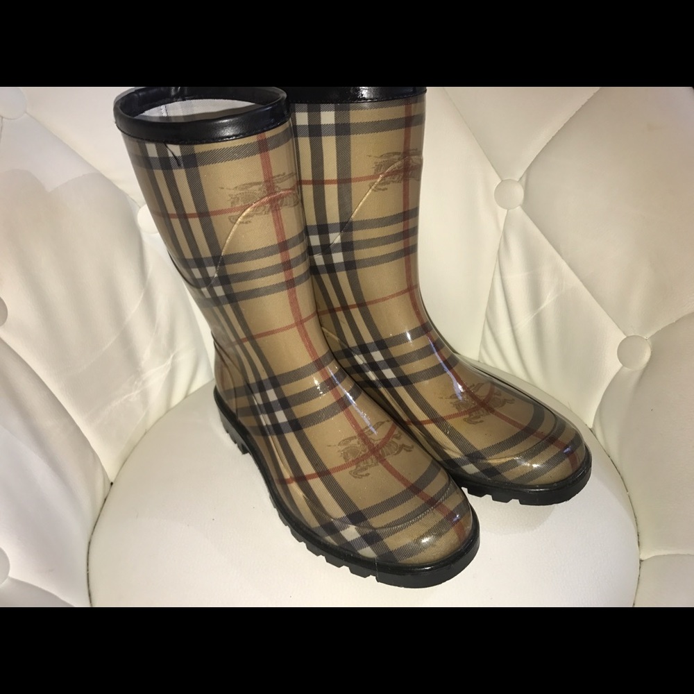 Authentic Burberry rain boots new condition !