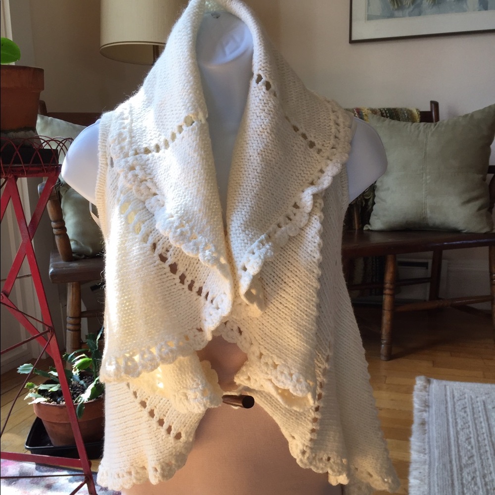 Romeo & Juliet Couture stylish sleeveless sweater