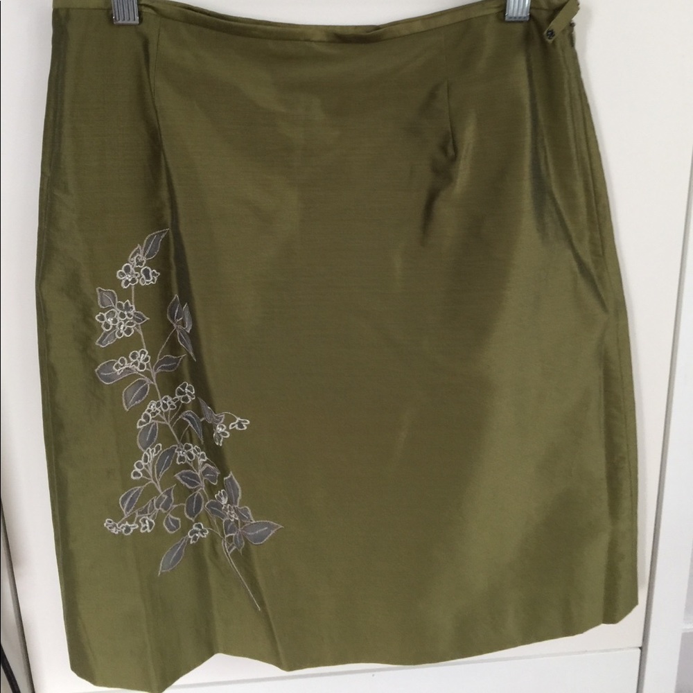 Ann Taylor Brand New silk Skirt embroided. NWT