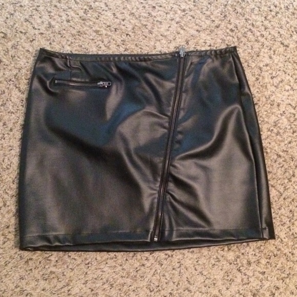 BONGO Dresses & Skirts - 🎃 Faux leather mini skirt