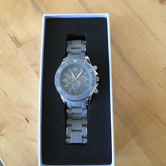 Gray silicone watch. Never been worn. main image 4