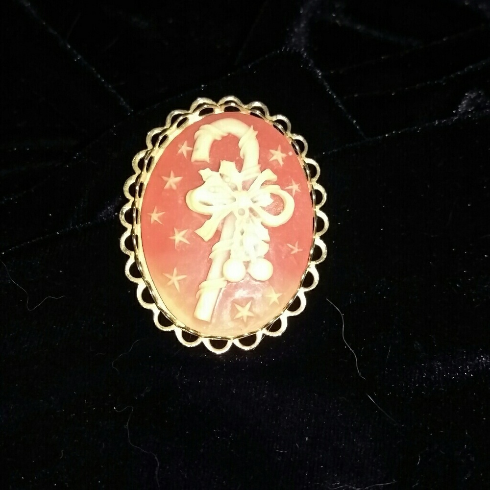 Vintage Holiday Cameo Brooch/ Necklace