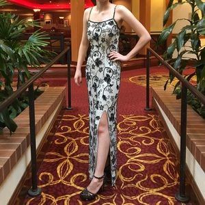 Slim fit vintage beaded dress