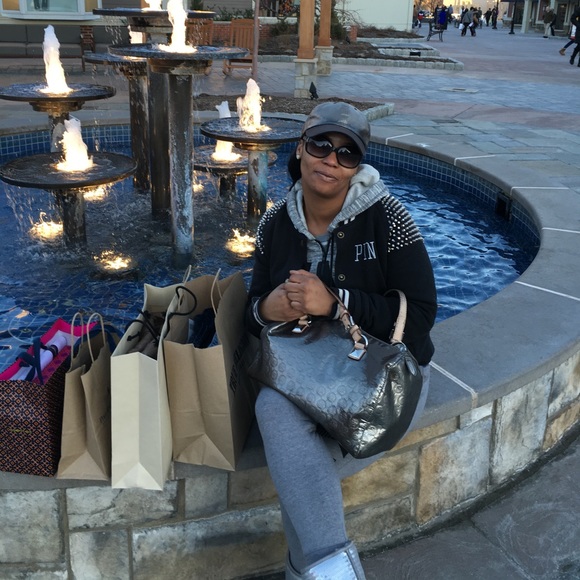 Meet your Posher, Stephanie - Picture 5 of 7