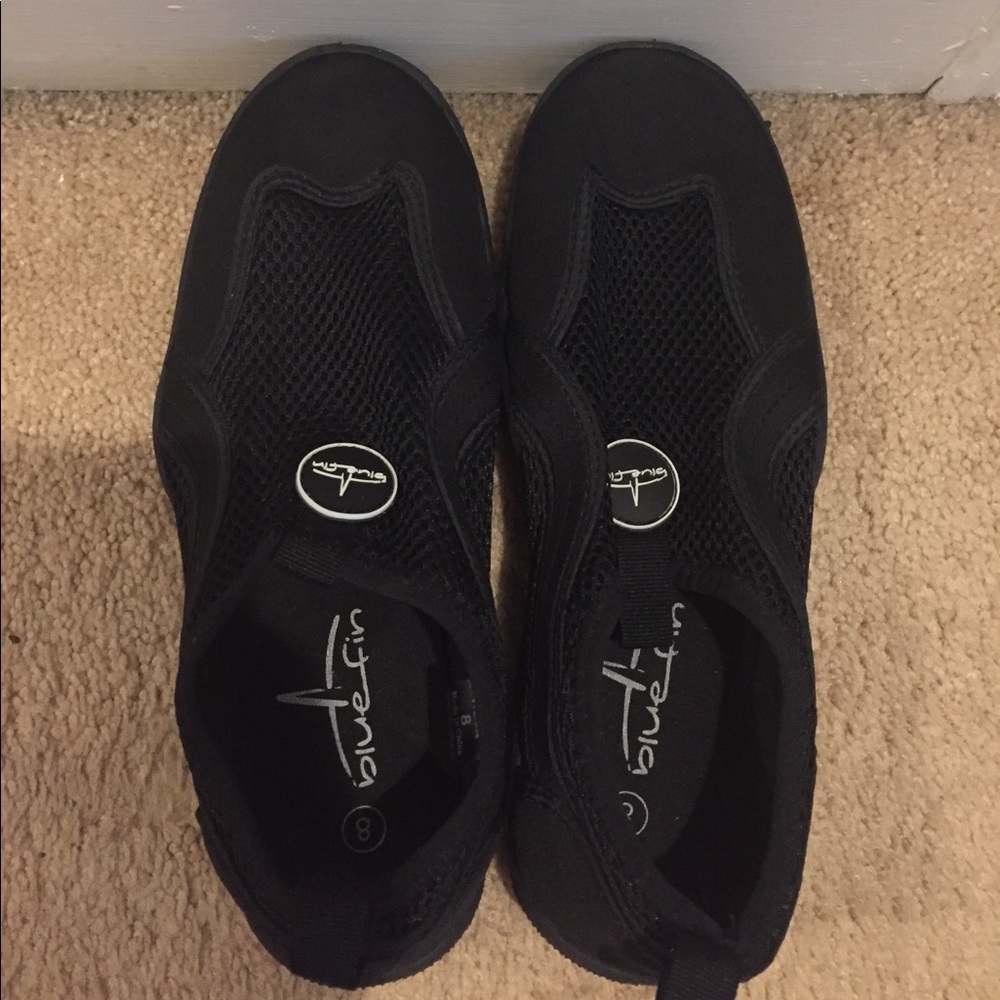 Very nice water shoes never worn
