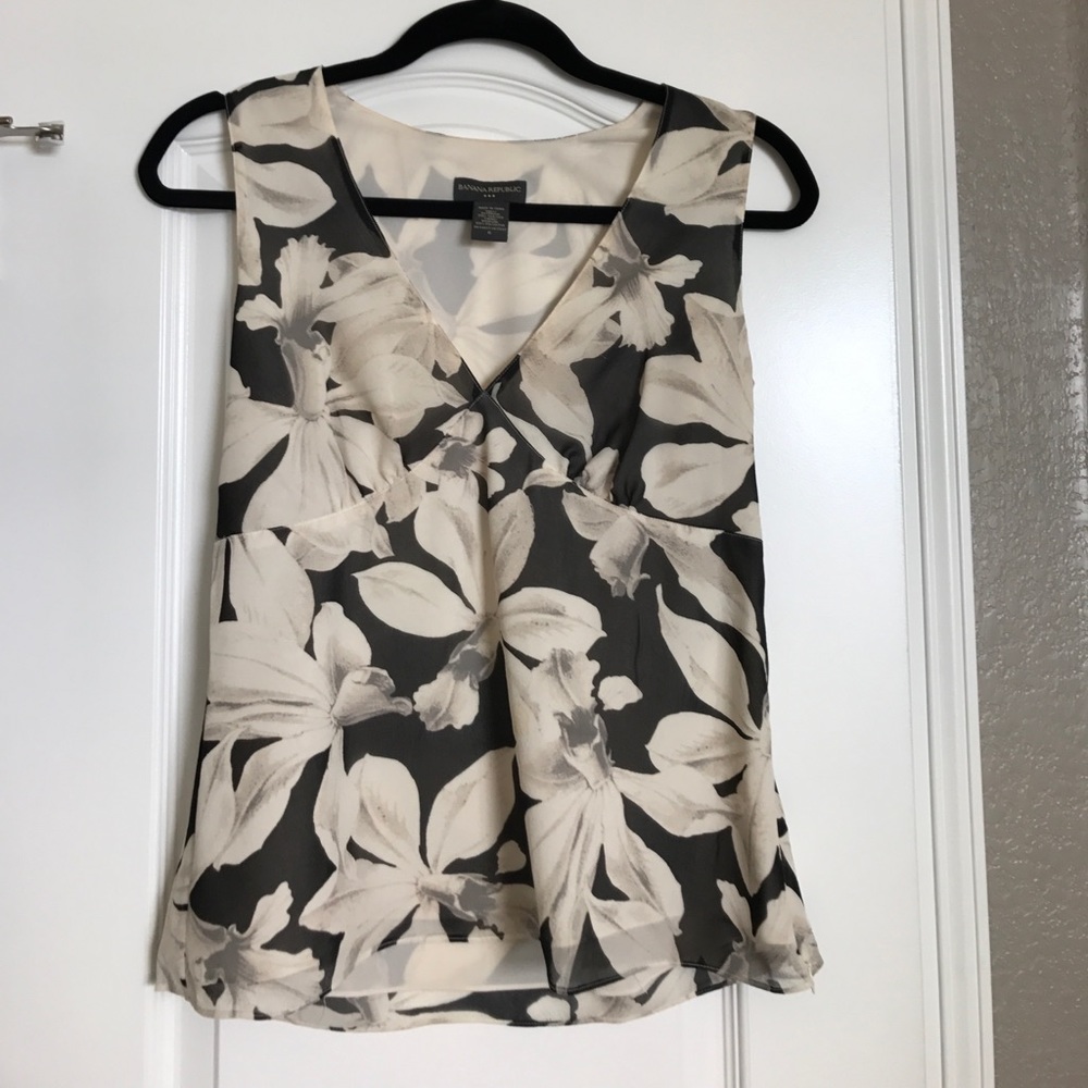 Banana Republic sz 6 silk black & cream floral top
