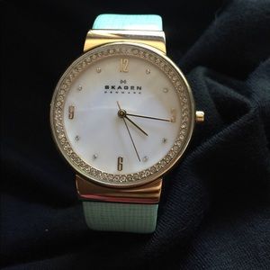Lovely mint Skagen watch gold tone with crystals