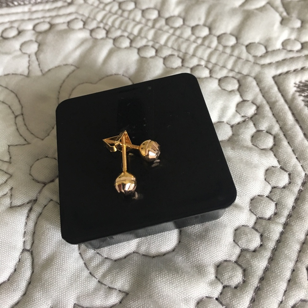 14k solid gold stud (stamped )