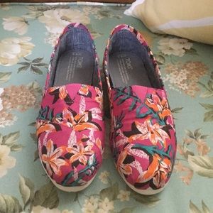TOMS Classic Pink Floral Shoes 9.5
