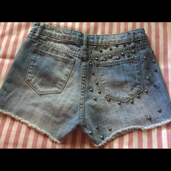 Forever 21 Studded Distressed Denim Shorts Size 28 - Picture 2 of 2