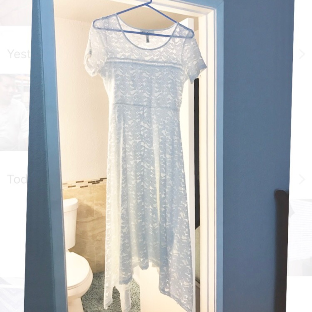 Jessica Simpson White high low maternity dress