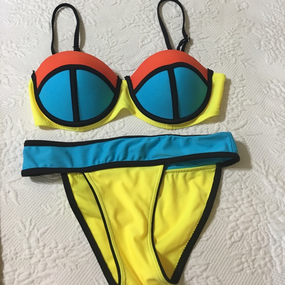 Triangular top bathing suit with push up made in.
