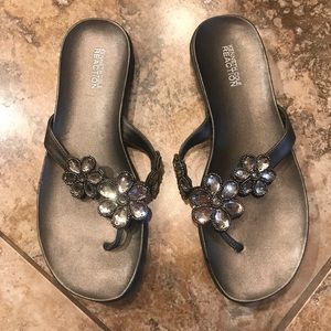 9.5 Kenneth Cole Reaction Silver Flower Sandals