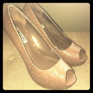 Jennifer Lopez Peep Toe Pumps