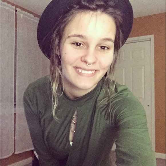 Meet your Posher, Hollie - Picture 2 of 2