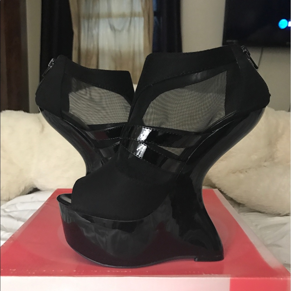 Be bold in backless wedges .