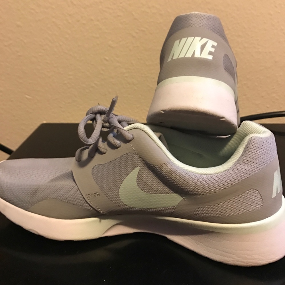 Nike Roche - Picture 2 of 2