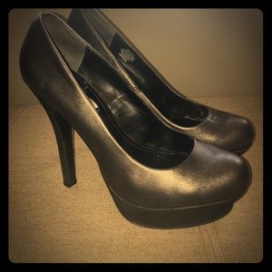 Edgy yet Vogue Grayish Black Heels.