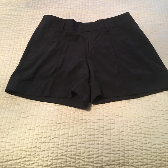Ladies black, cuffed shorts in size 2 from the Gap - Picture 1 of 3