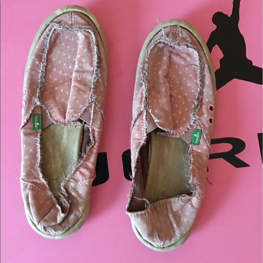 2 pairs of sanuks