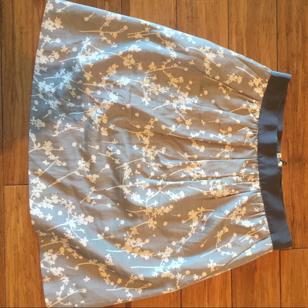Loft grey and white floral skirt with pockets!!