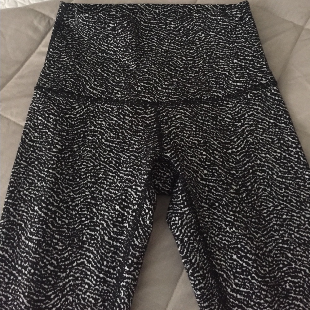 Wonder under Capri black and white Lululemon