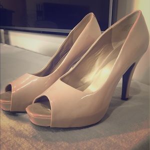 Nude peep toe heels 👠