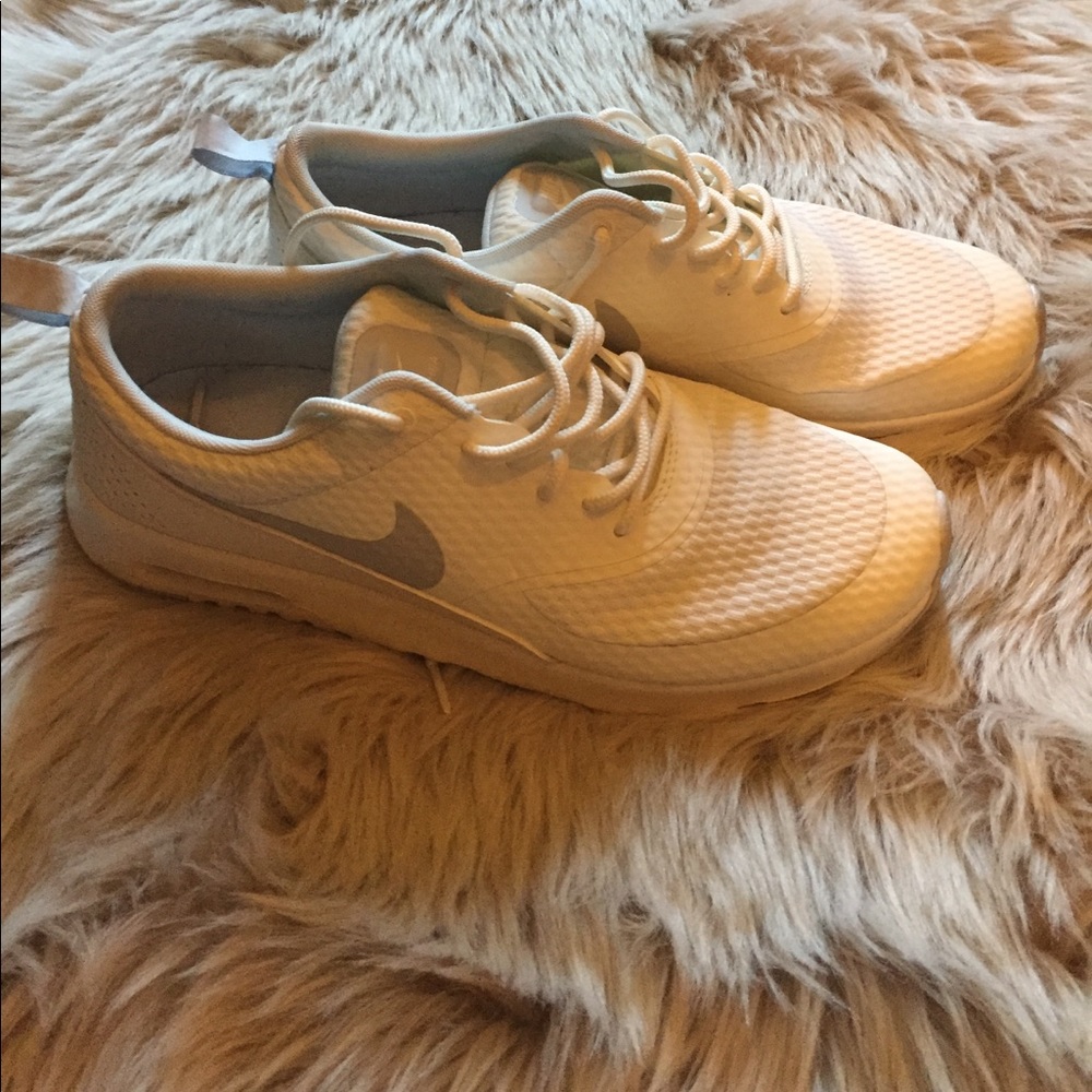 theas nike black
