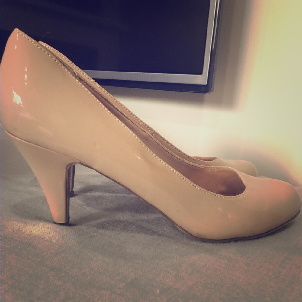 Sweet and simple round toe heels