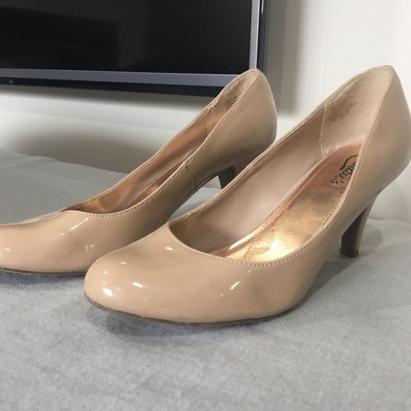 Sweet and simple round toe heels - Picture 2 of 4