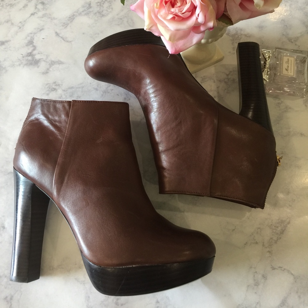 MICHAEL KORS (MMK) Leslie Ankle Boot Chocolate