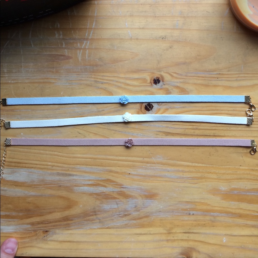 👉🏻SOLD👈🏻 do not purchase! 3 Rose Chokers