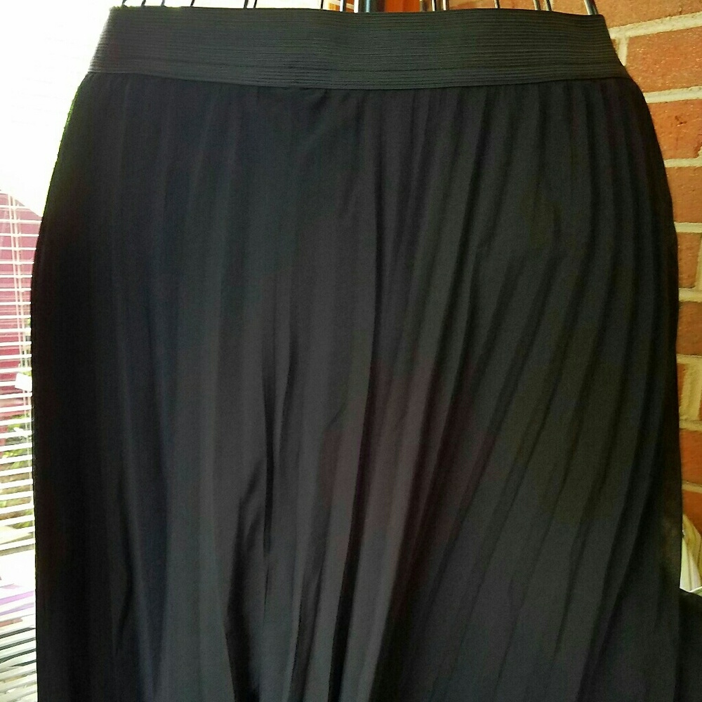 👀🌸Adorable black skirt!