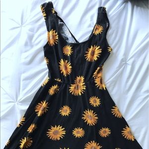 *BACK APPEAL* Black sunflower dress strappy back