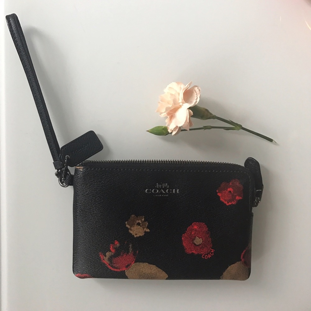 NWOT wristlet by Coach🌹